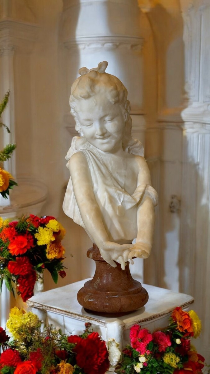 Buste d'Une Jeune Fille Souriante, Les Mains Croisées, Marbre 