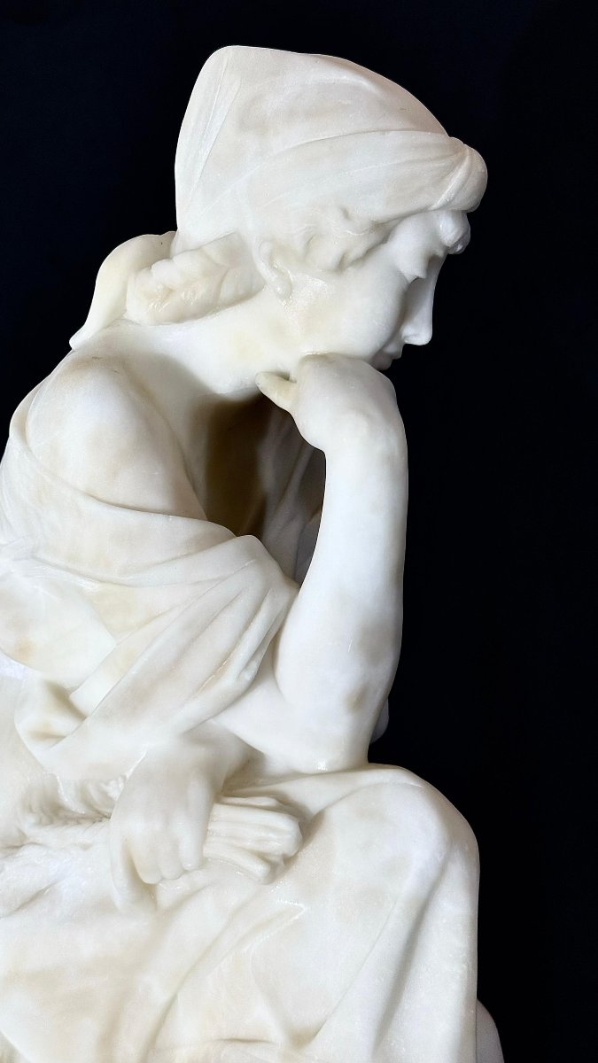 Statue représentant une femme assise, une main sur le menton, Carrara Marbre -photo-5