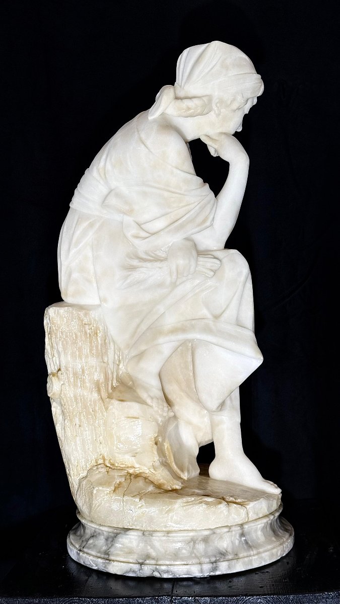 Statue représentant une femme assise, une main sur le menton, Carrara Marbre -photo-6