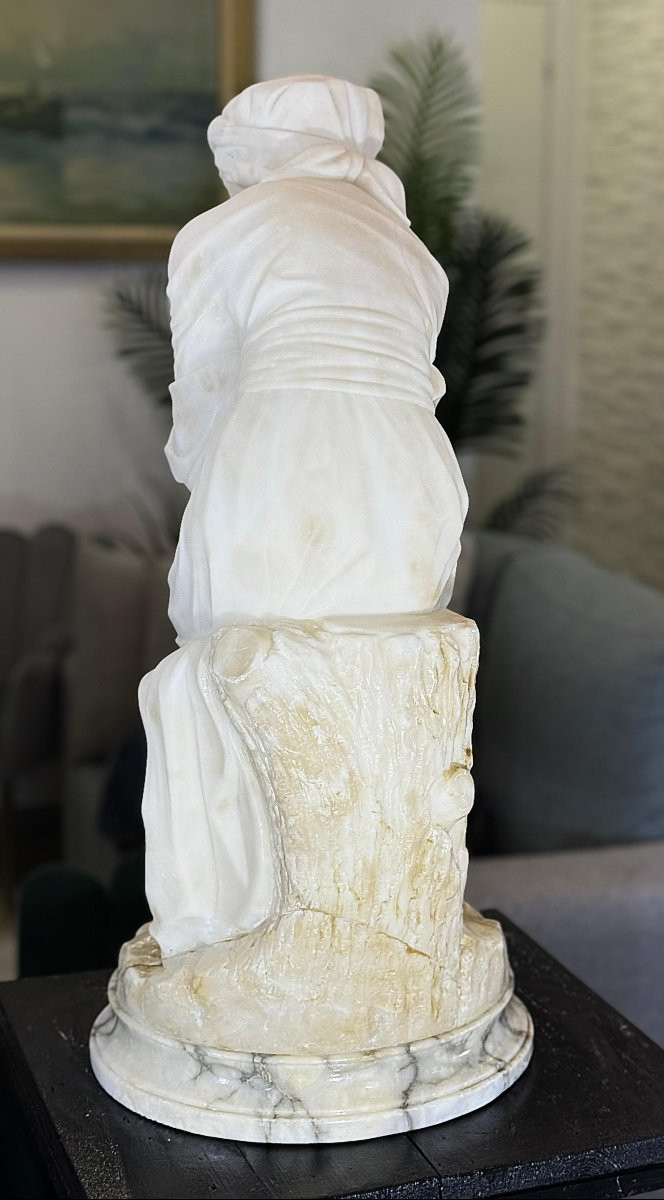 Statue représentant une femme assise, une main sur le menton, Carrara Marbre -photo-7