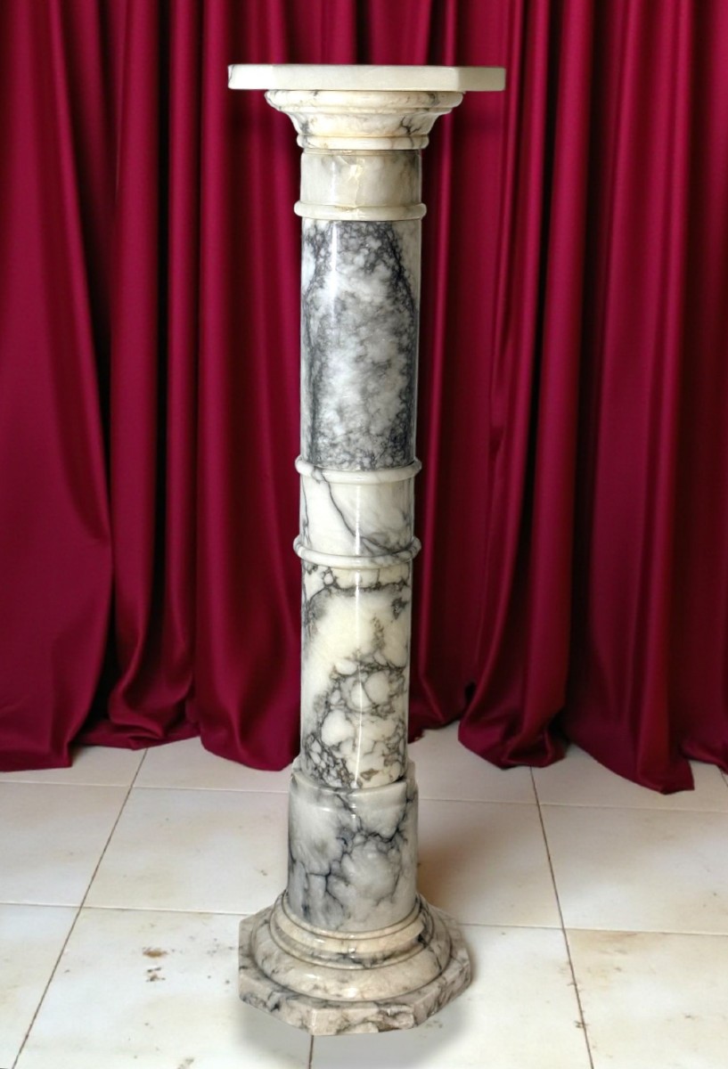 Colonne en Marbre Arabescato Italienne entièrement sculptée