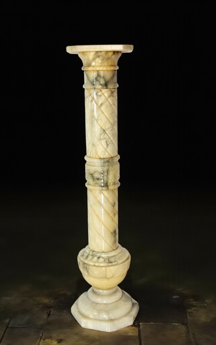 Capital In Yellow Arabescato Marble 