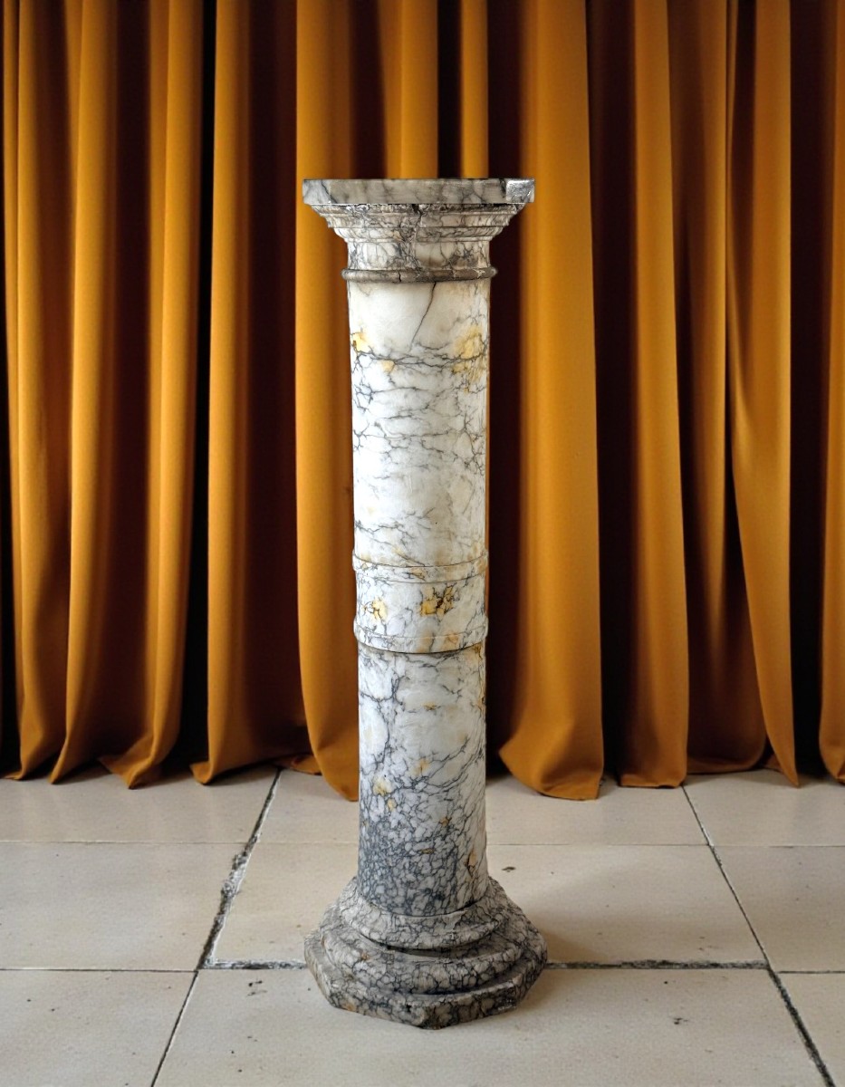 Capital In Arabescato Marble 