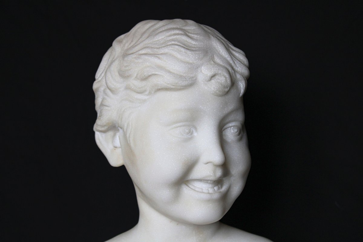 Buste représentant un beau petit garçon souriant, Marbre Blanc de Carrare -photo-4