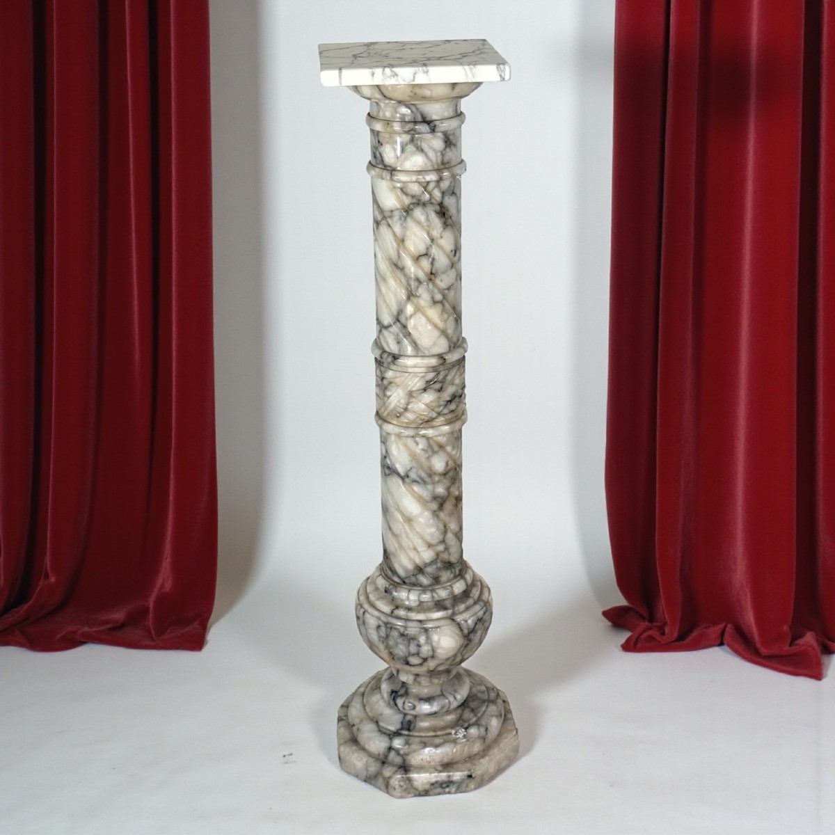 Colonne en Marbre Arabescato.