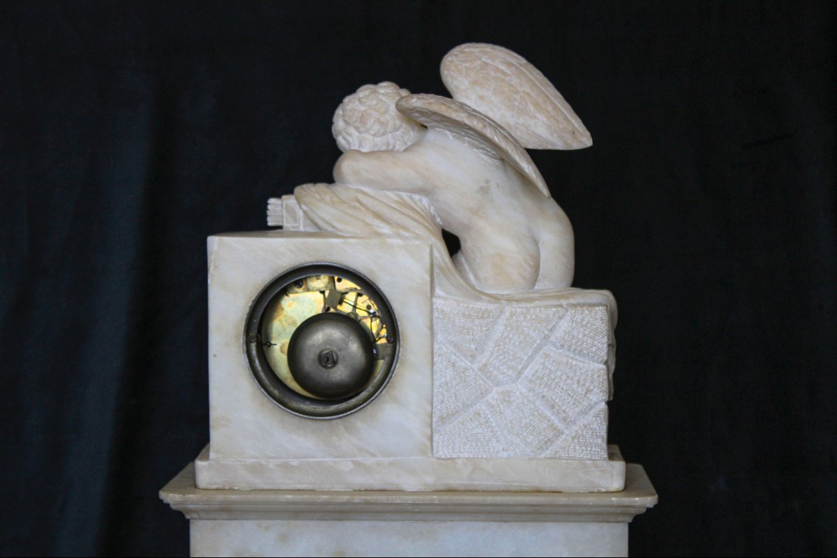 Horloge française en albâtre avec sculpture représentant un petit ange-photo-2