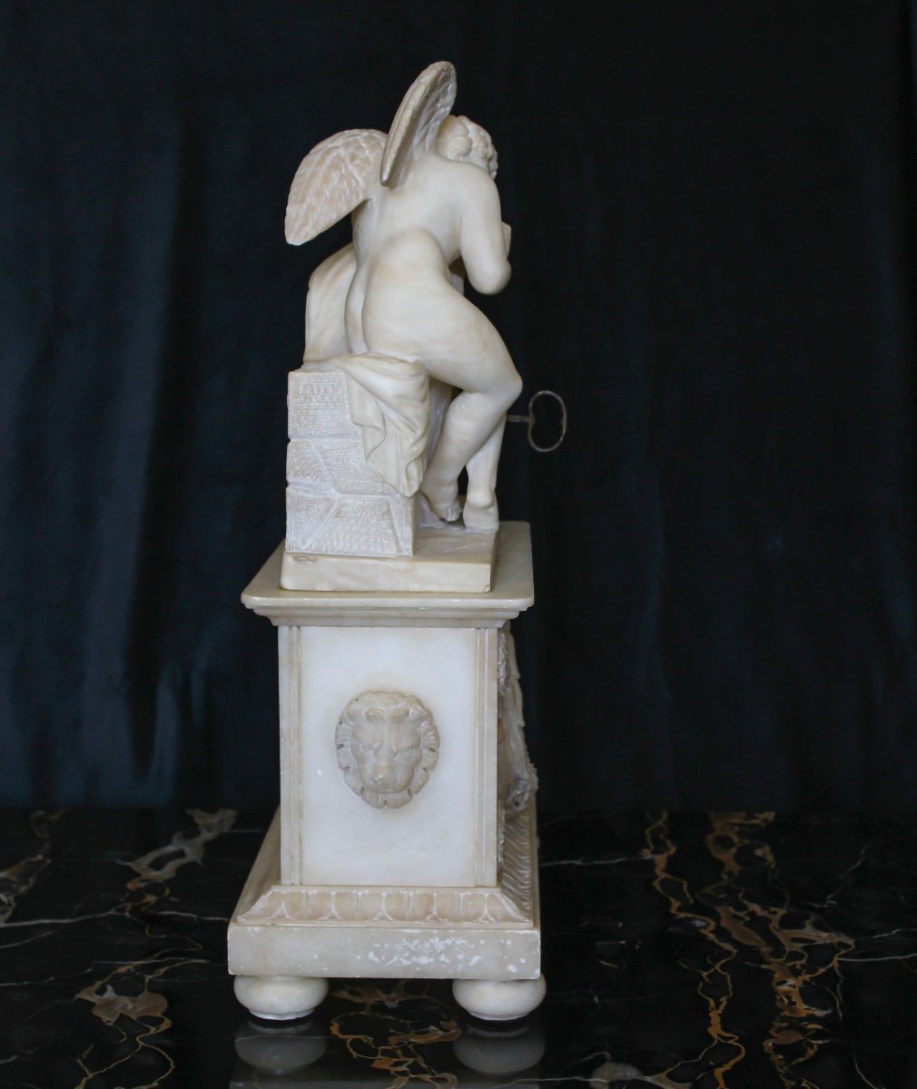 Horloge française en albâtre avec sculpture représentant un petit ange-photo-3