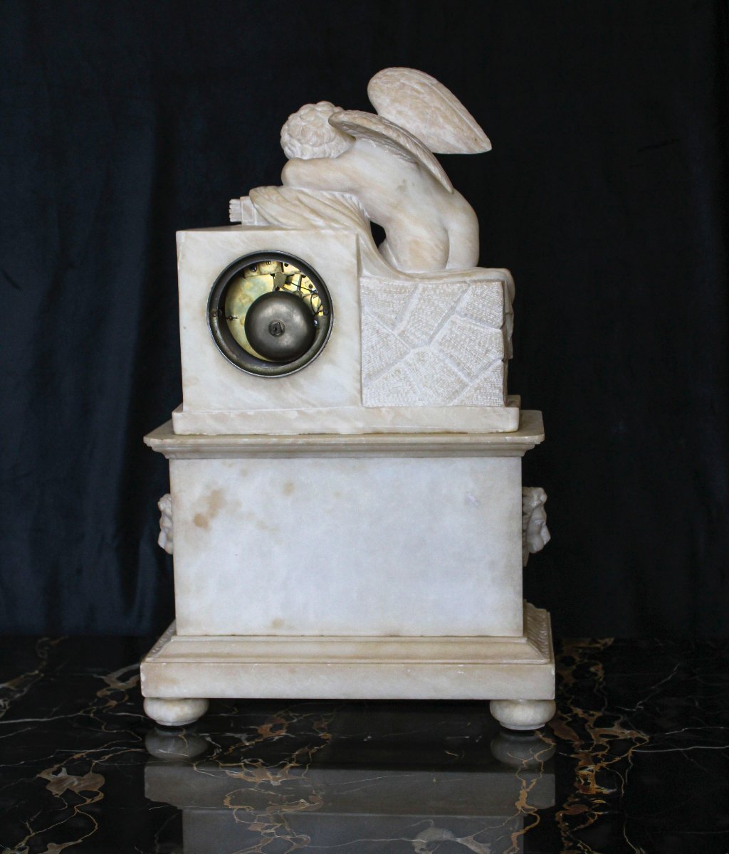 Horloge française en albâtre avec sculpture représentant un petit ange-photo-4