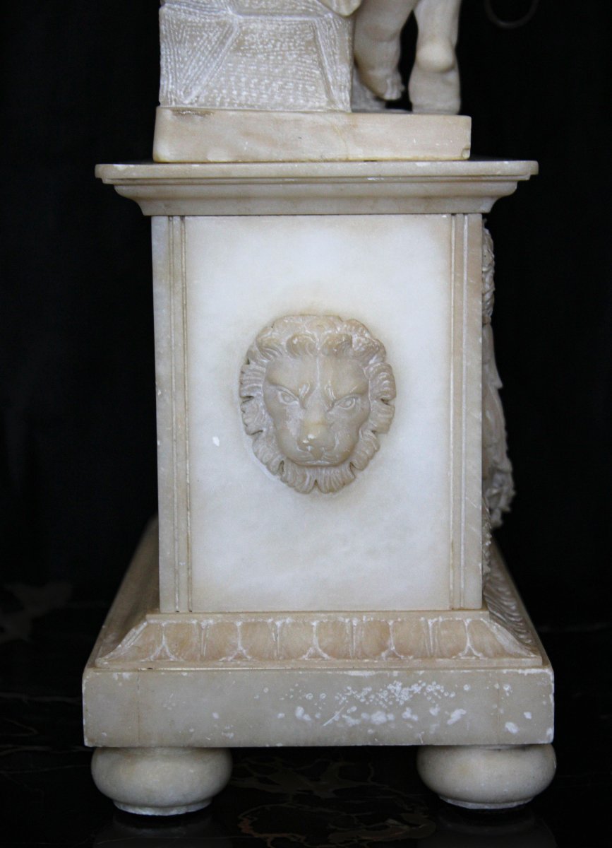 Horloge française en albâtre avec sculpture représentant un petit ange-photo-3