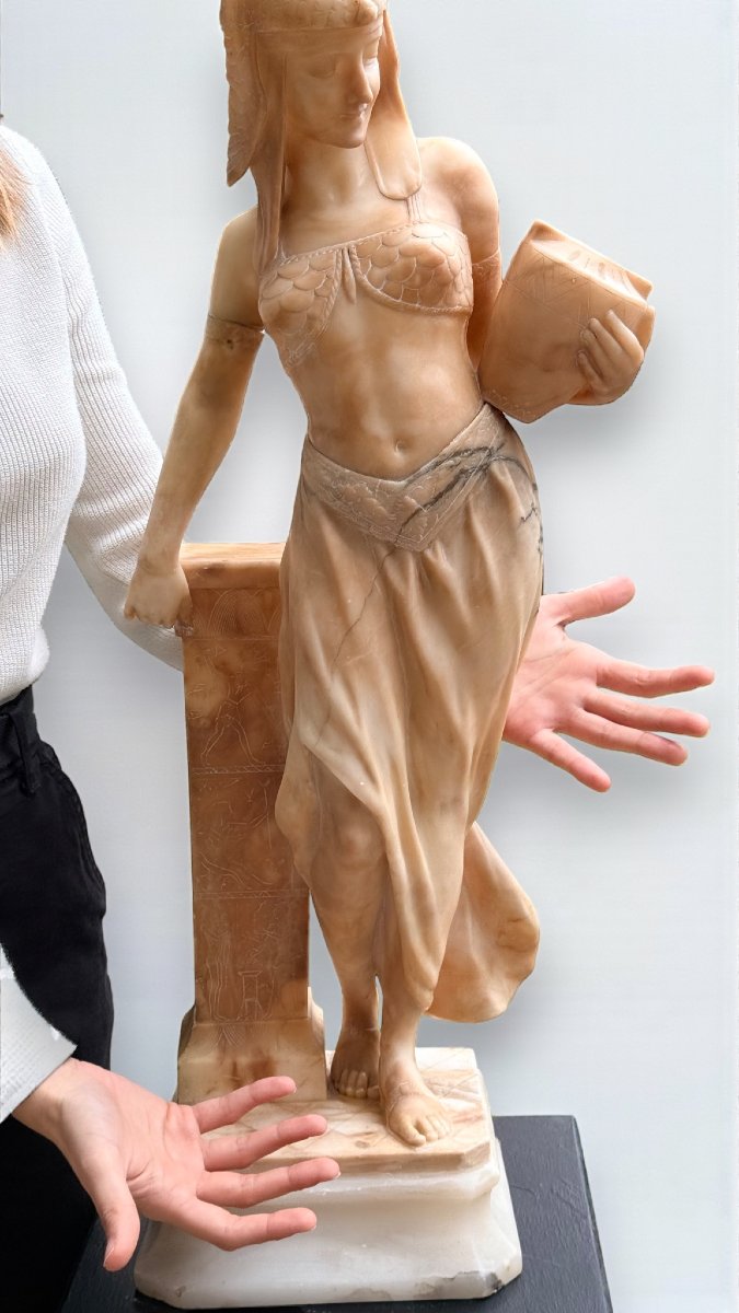 Statue représentant une Égyptienne tenant une cruche près d'une fontaine, Marbre -photo-4