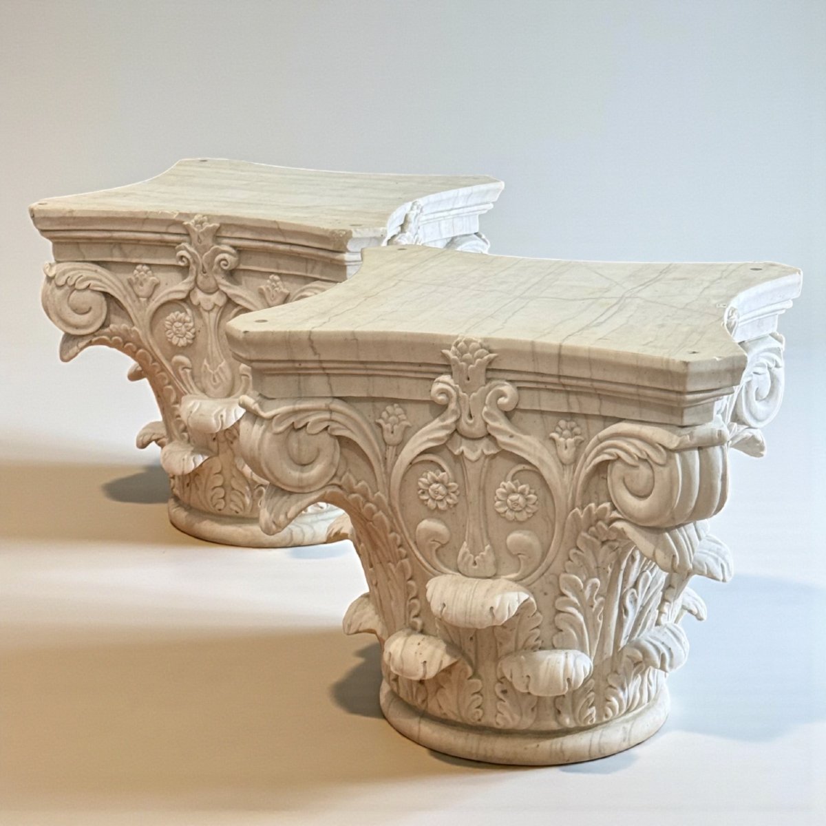 Paire de chapiteaux corinthiens en marbre blanc de Carrare sculpté sur ses quatre faces-photo-3
