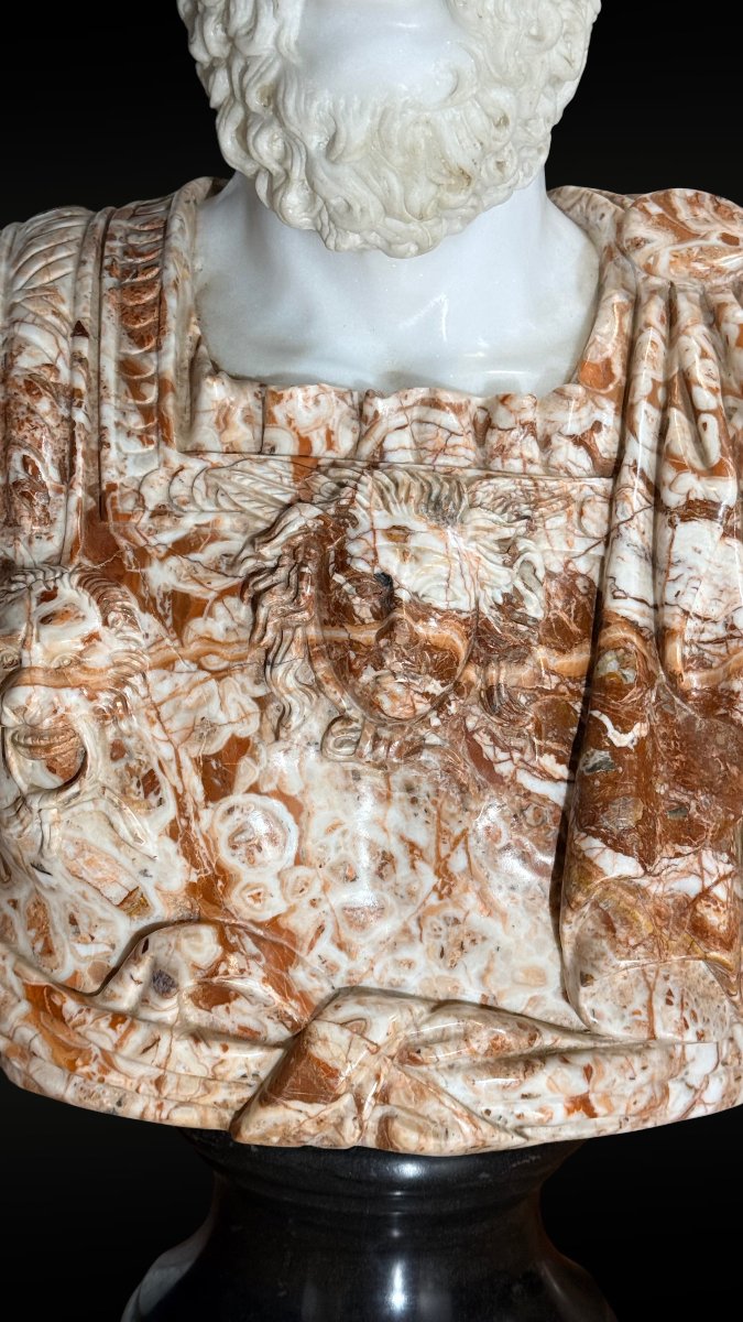 Buste colossal représentant l'empereur romain Hadrien, Marbre rare -photo-1