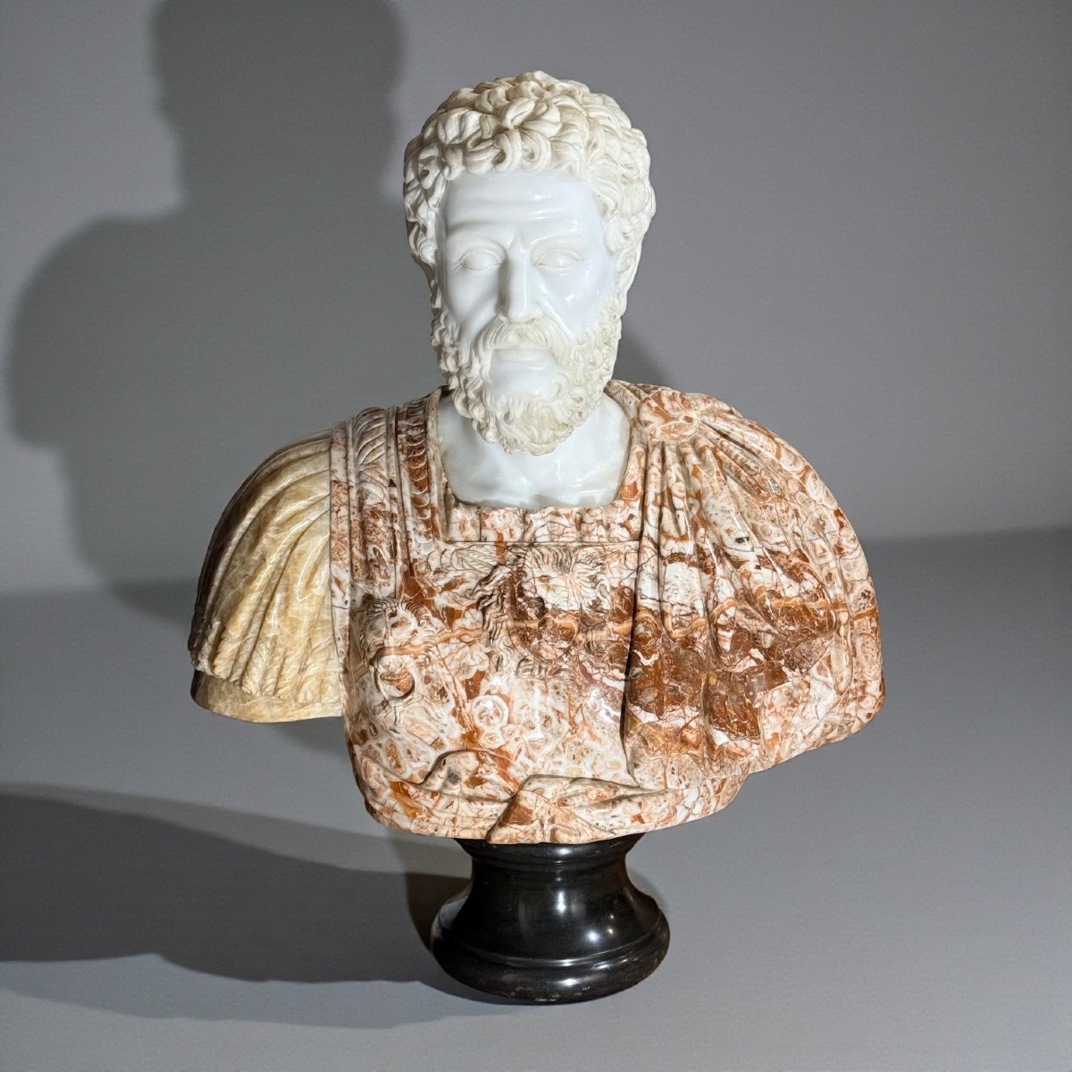 Buste colossal représentant l'empereur romain Hadrien, Marbre rare -photo-5