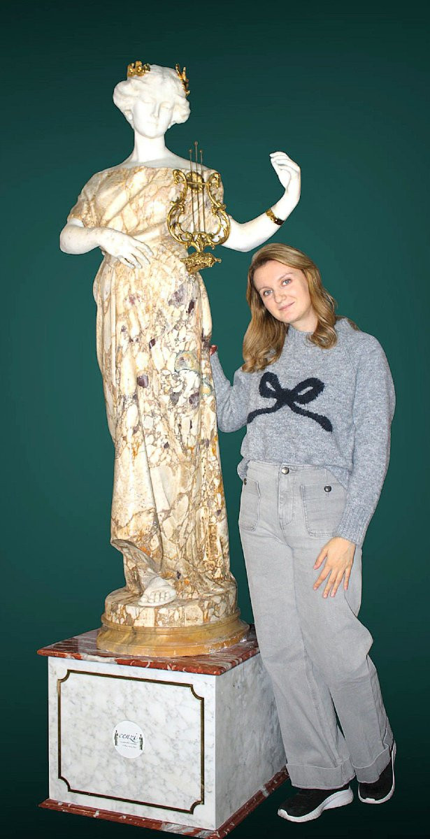 Statue Monumentale représentant Hébé,  jouant de la lyre, couronne ornée d'or, Marbre Rare PUGI-photo-2