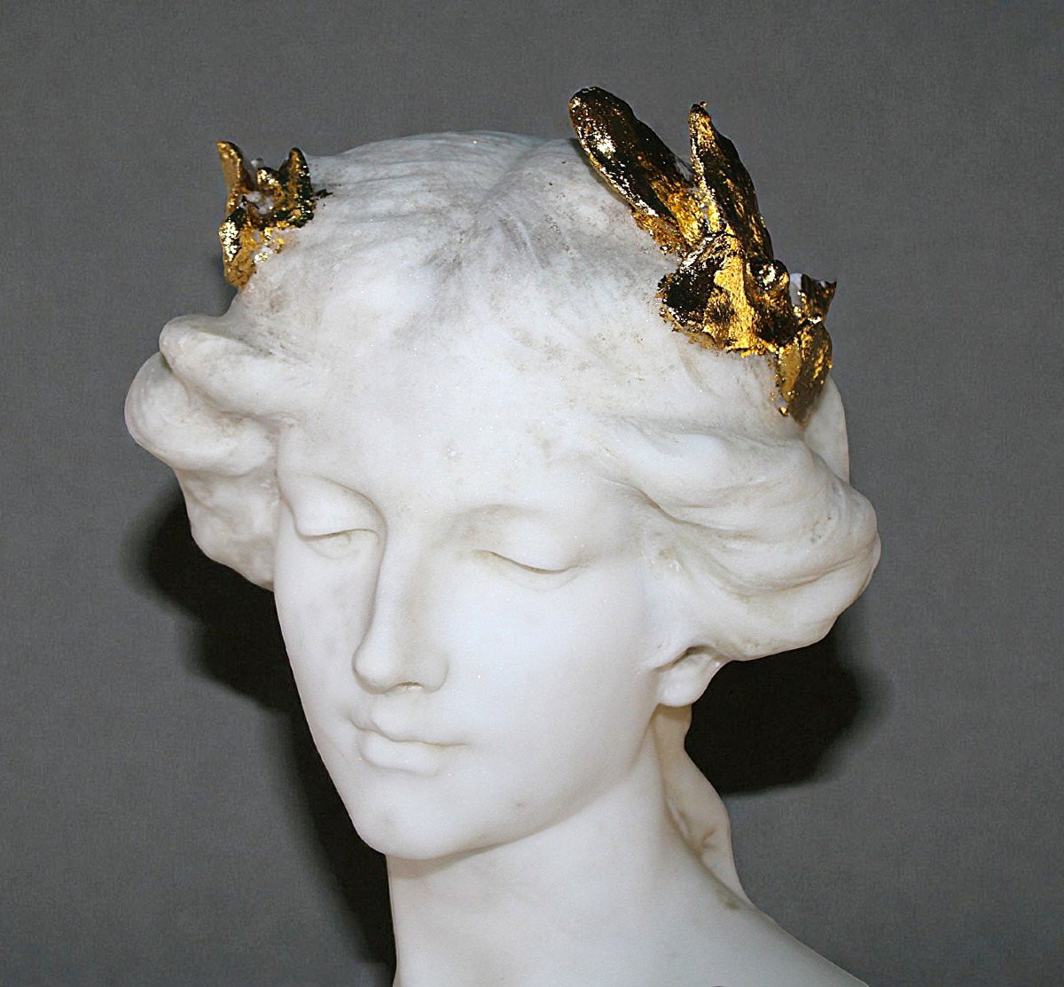 Statue Monumentale représentant Hébé,  jouant de la lyre, couronne ornée d'or, Marbre Rare PUGI-photo-4