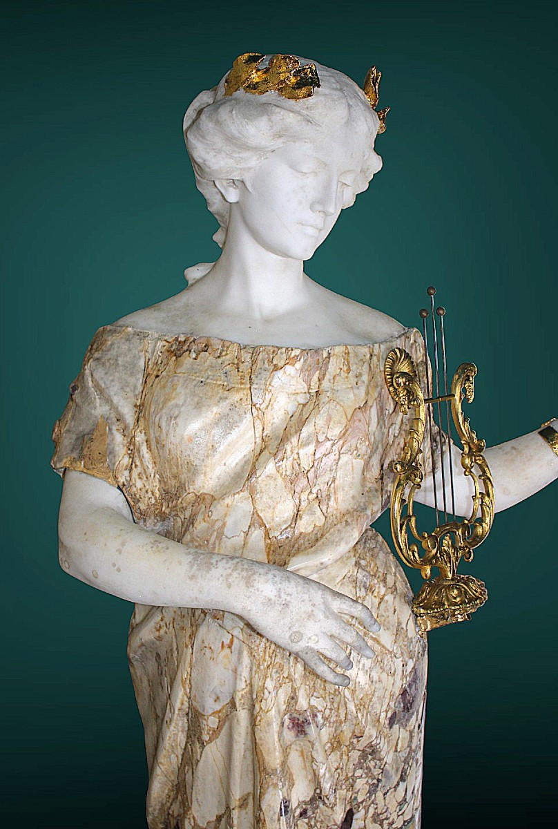 Statue Monumentale représentant Hébé,  jouant de la lyre, couronne ornée d'or, Marbre Rare PUGI