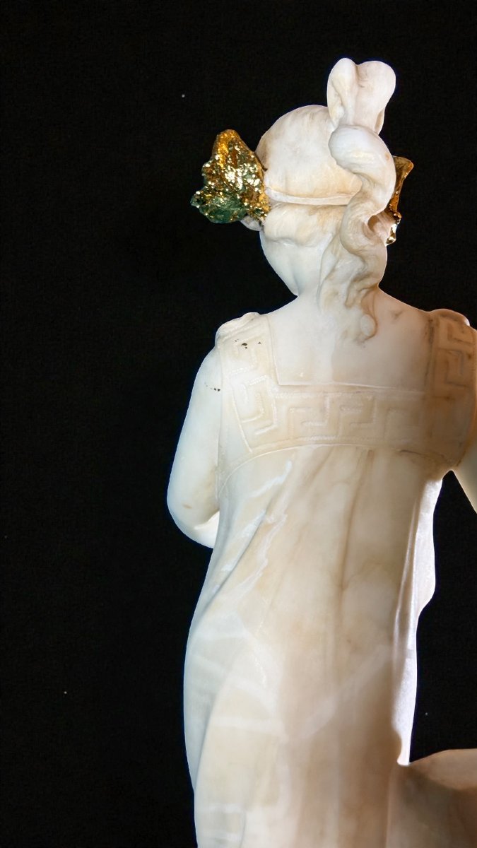 Statue représentant une dame jouant de la lyre Mabre -photo-1