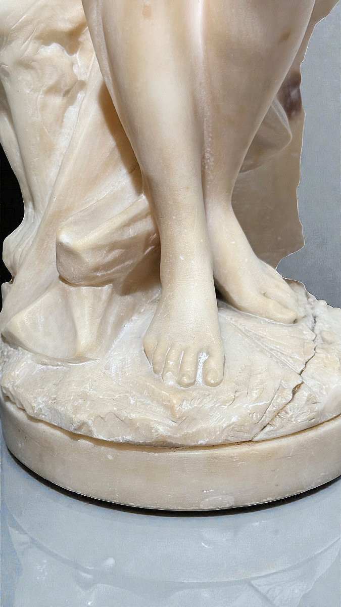 Statue Nymphe nue se reposant près d'une fontaine avec Colonne en Marbre -photo-1