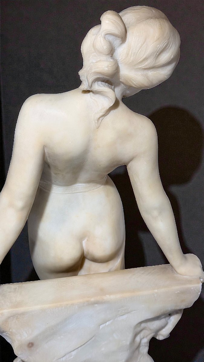 Statue Nymphe nue se reposant près d'une fontaine avec Colonne en Marbre -photo-2