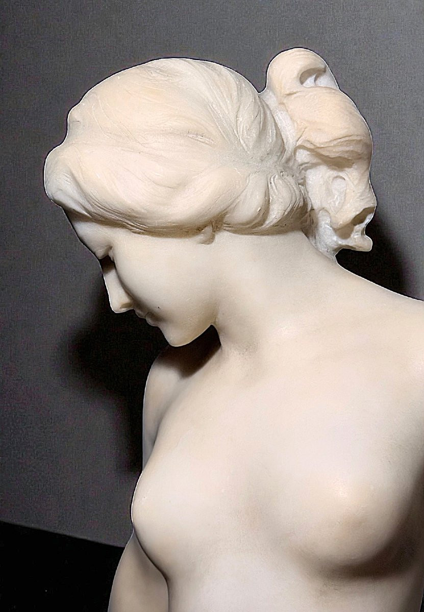 Statue Nymphe nue se reposant près d'une fontaine avec Colonne en Marbre -photo-4