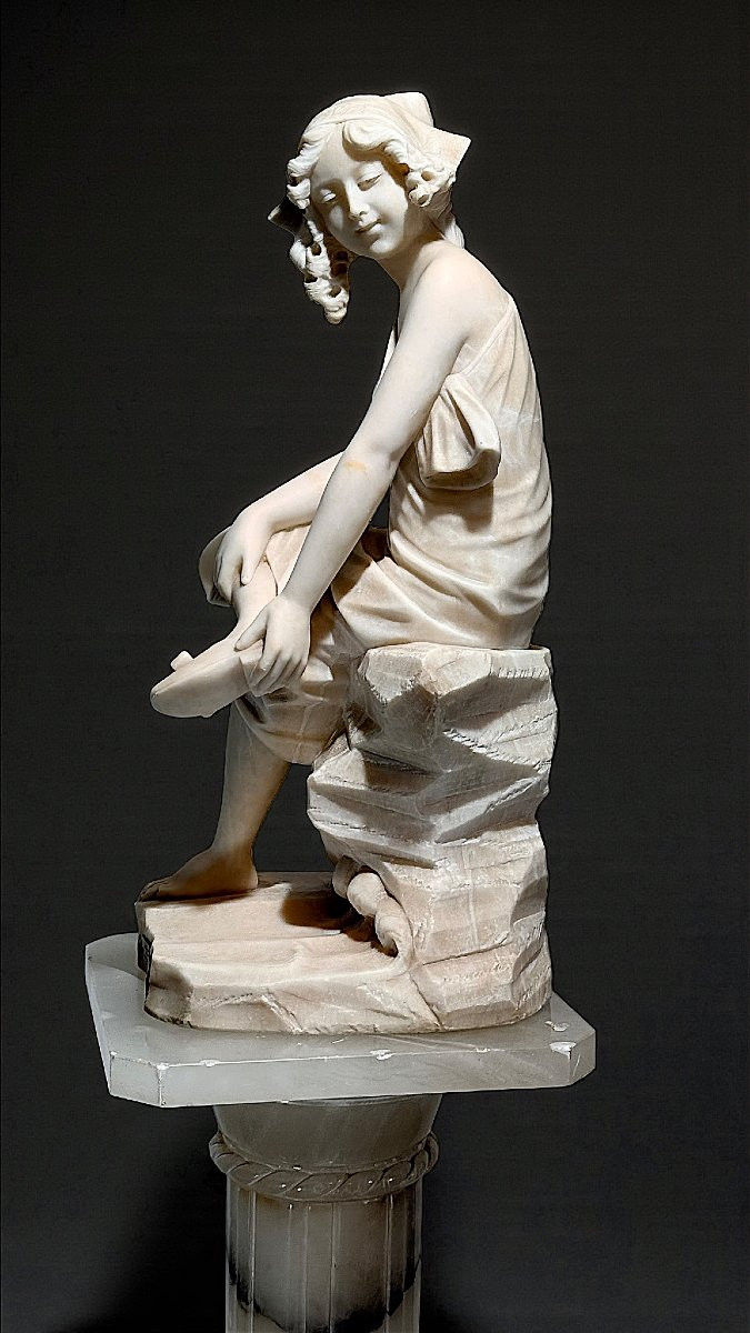 Statue Depicting A Smiling Girl With Column In Marble -photo-3