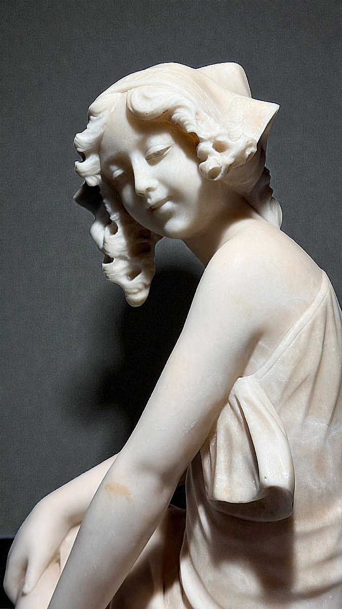 Statue Depicting A Smiling Girl With Column In Marble -photo-2