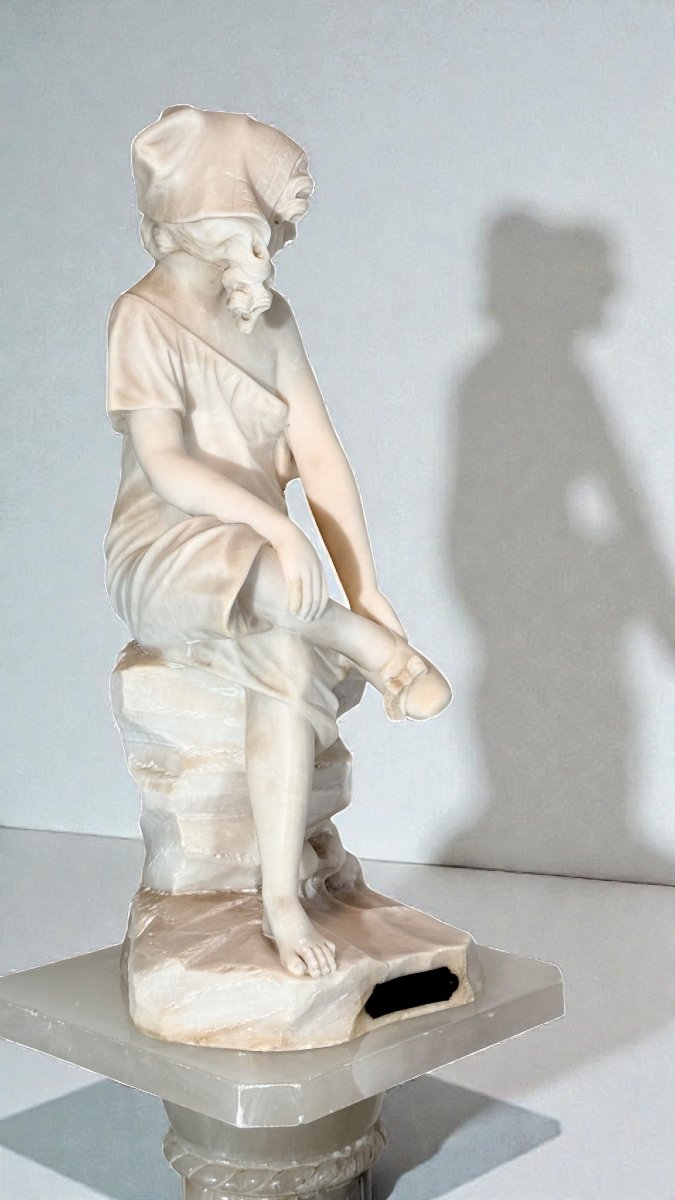 Statue Depicting A Smiling Girl With Column In Marble -photo-3