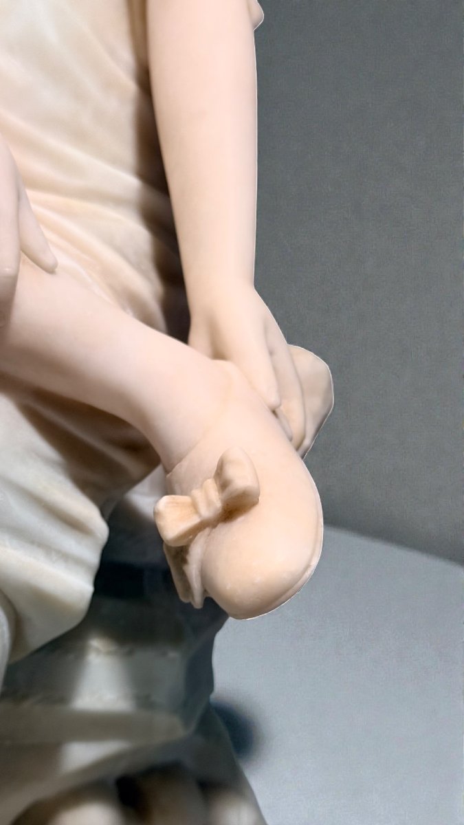 Statue Depicting A Smiling Girl With Column In Marble -photo-4