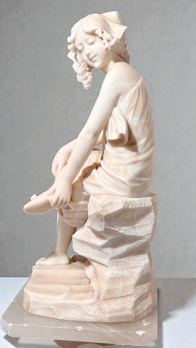 Statue Depicting A Smiling Girl With Column In Marble -photo-7