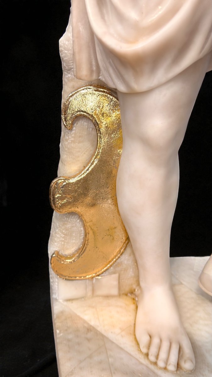 Statue Aphrodite Guerrière détails en feuille d'or 24 carats Marbre Carrara,  Frilli -photo-1