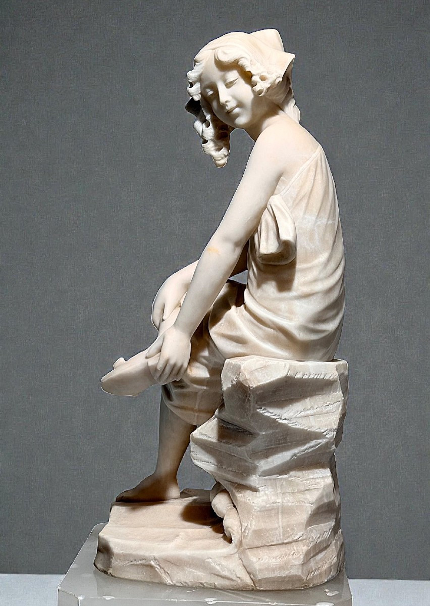 Statue jeune fille souriante Marbre