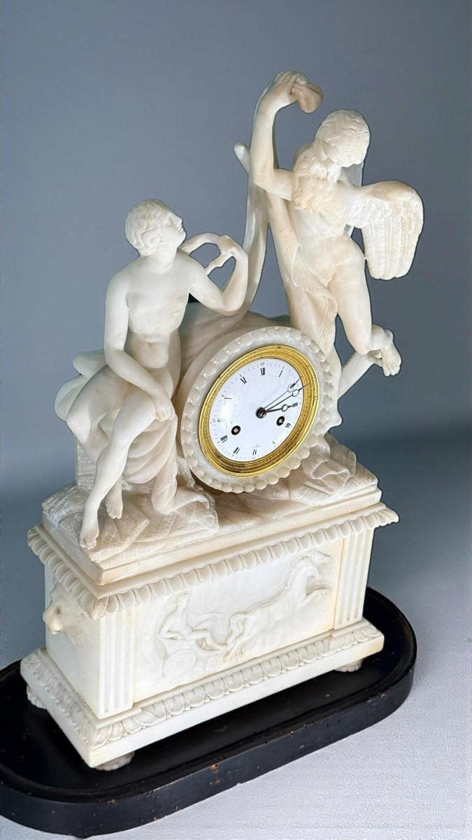 Horloge néoclassique ornée de sculptures mythologiques en marbre-photo-1