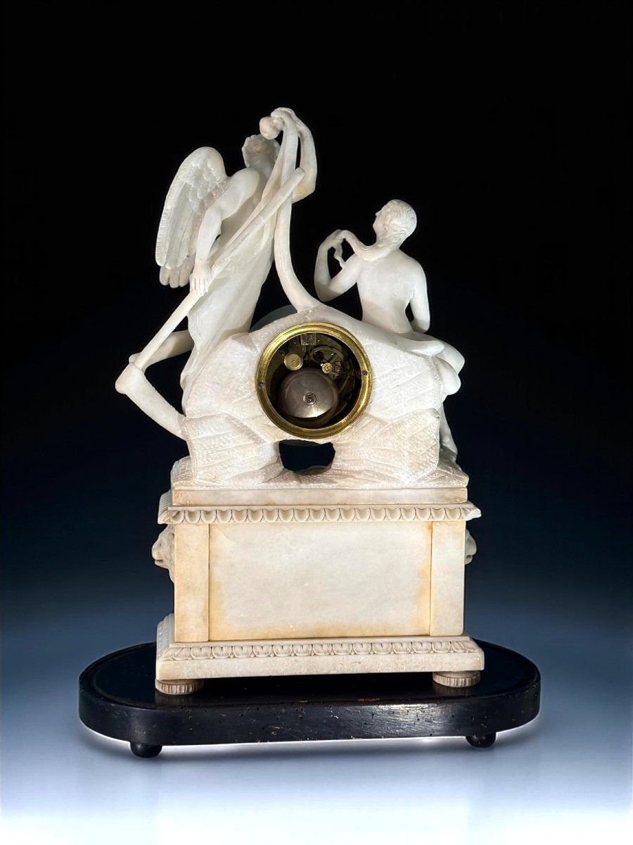 Horloge néoclassique ornée de sculptures mythologiques en marbre-photo-4