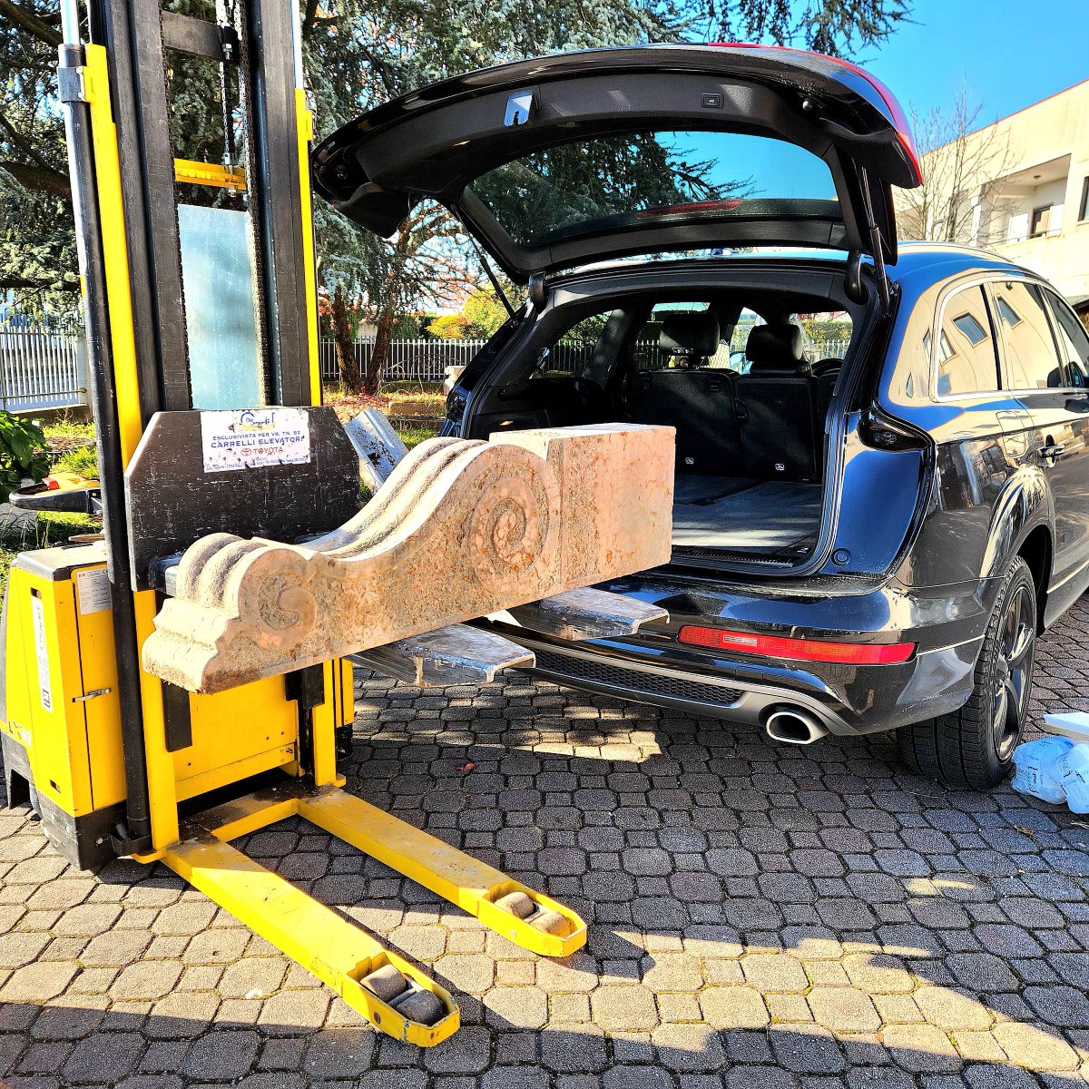 Paire des éléments Architecturaux entièrement sculptés à la main en marbre rouge de Véron-photo-1