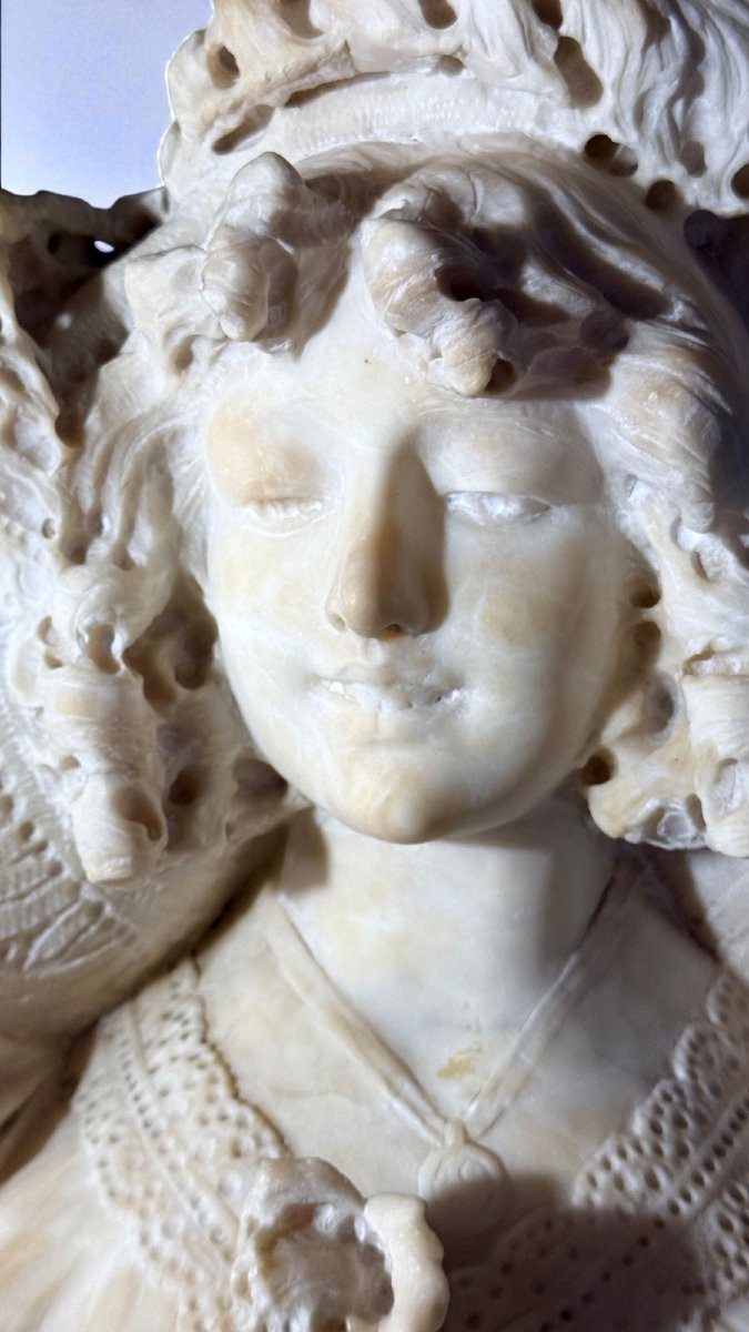 Buste belle jeune femme souriante Marbre-photo-2