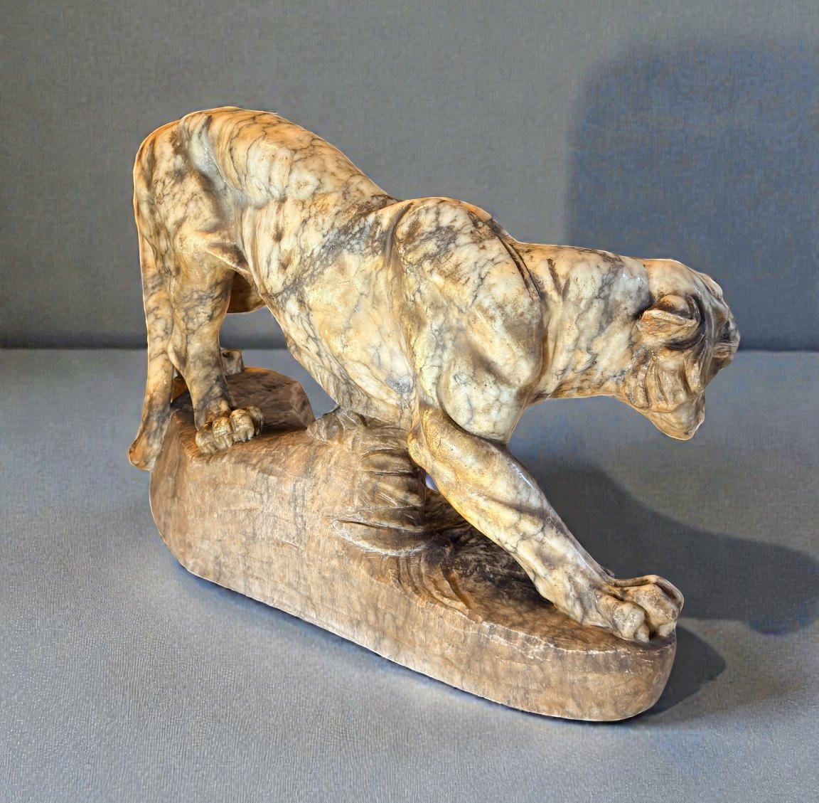 Tigre rugissant, sculpté entièrement à la main dans du marbre jaune arabesque-photo-3