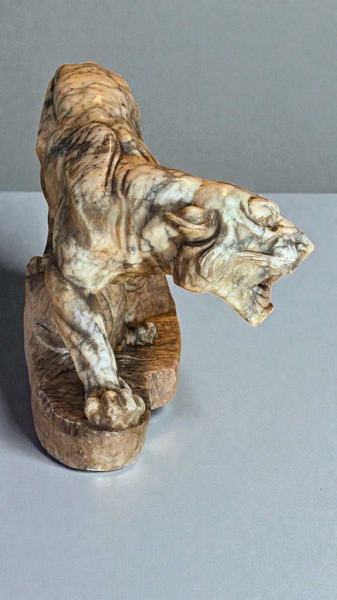 Tigre rugissant, sculpté entièrement à la main dans du marbre jaune arabesque-photo-1