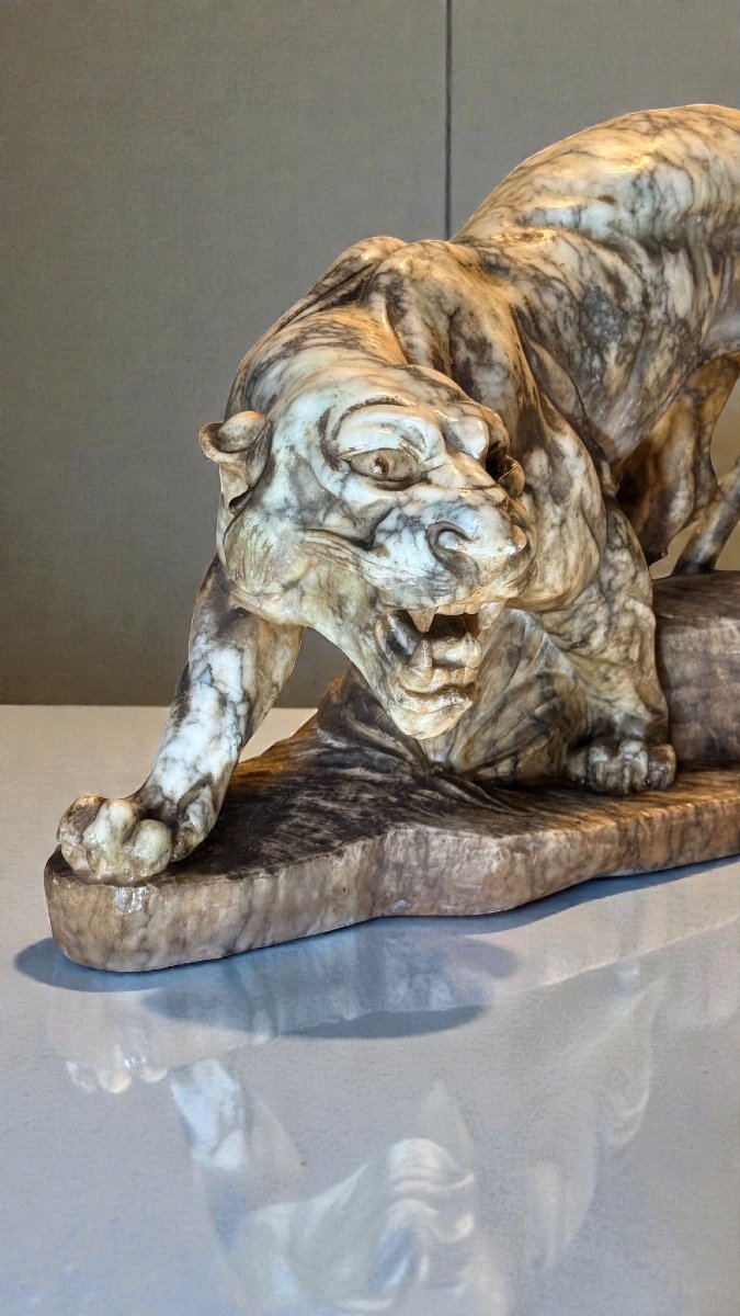 Tigre rugissant, sculpté entièrement à la main dans du marbre jaune arabesque-photo-2