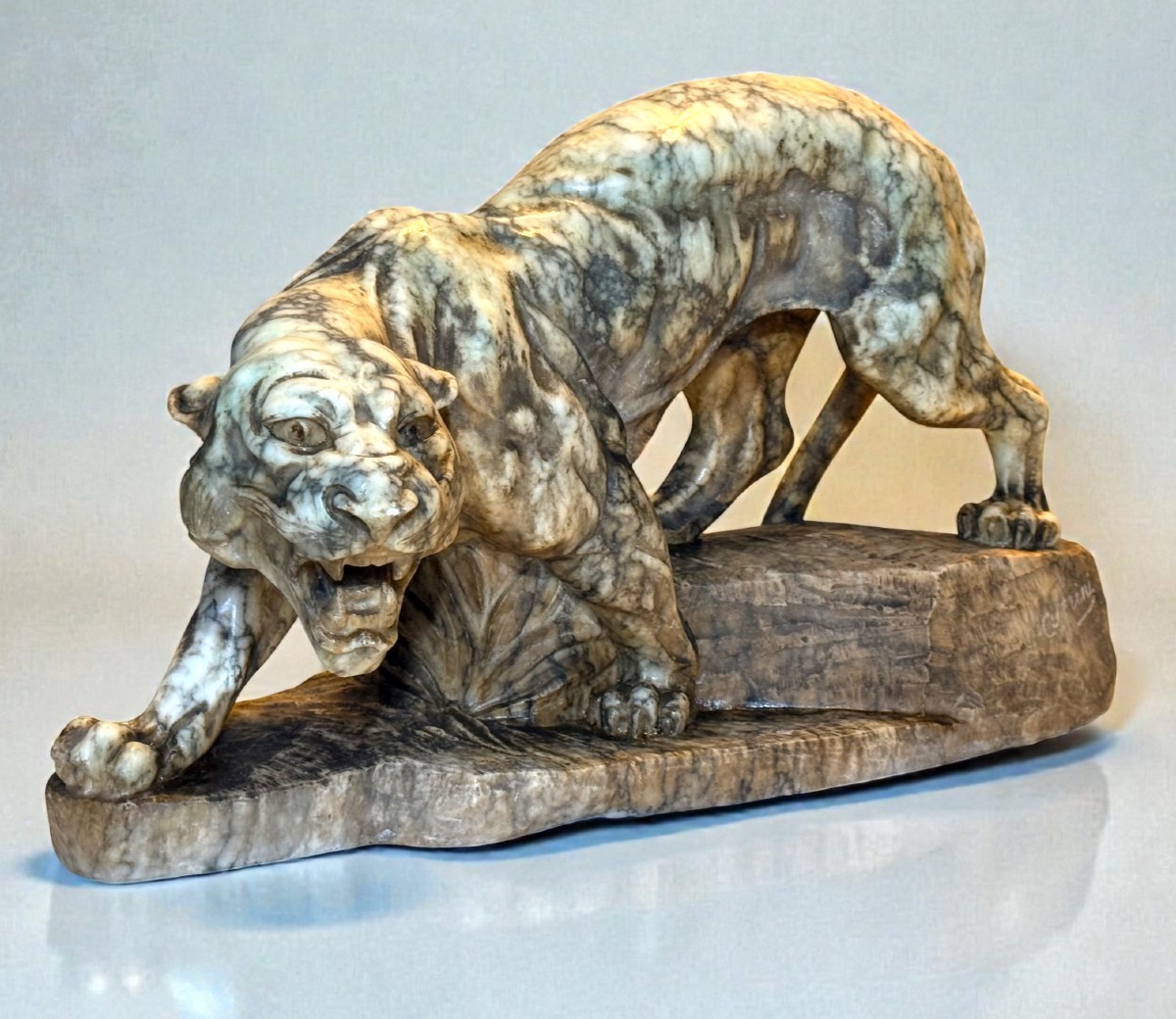 Tigre rugissant, sculpté entièrement à la main dans du marbre jaune arabesque