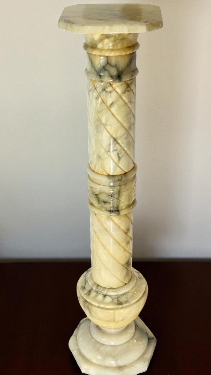 Chapiteau en marbre jaune Arabescato