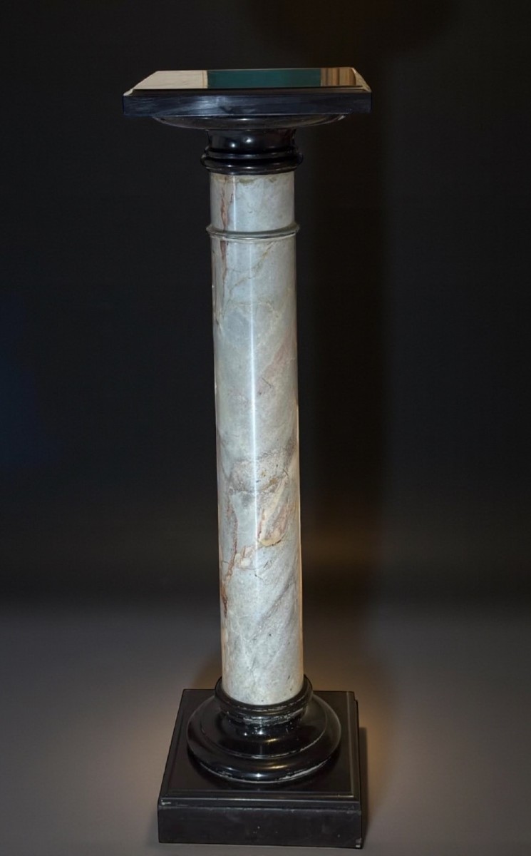 Colonne/Chapiteau en marbre bréchique et marbre noir