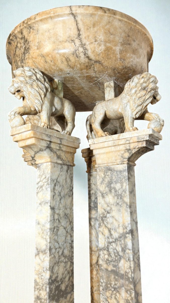 Bénitier Monumental soutenu par Quatre Lions sculptés à la main dans du marbre Arabescato-photo-3