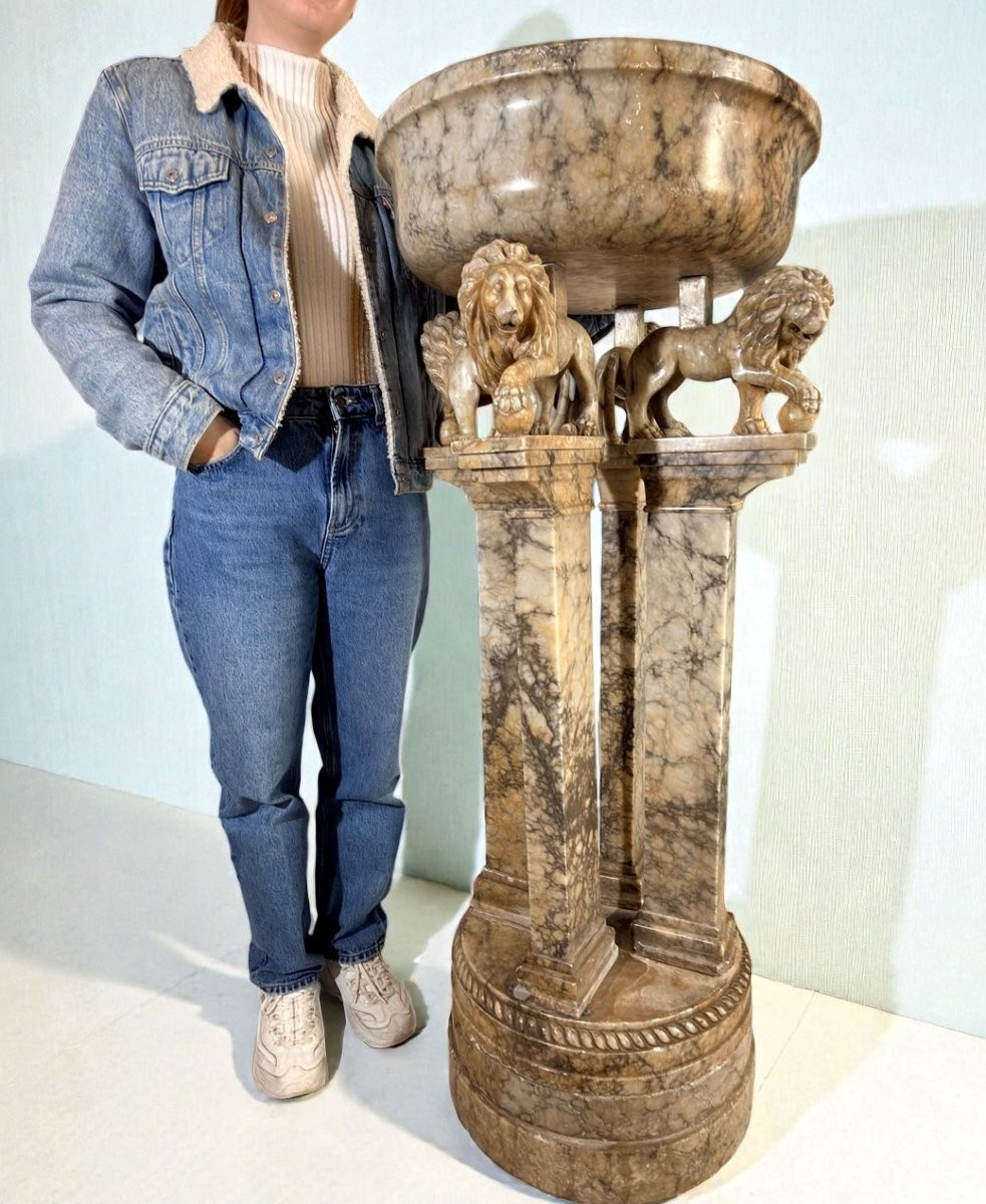 Bénitier Monumental soutenu par Quatre Lions sculptés à la main dans du marbre Arabescato-photo-3