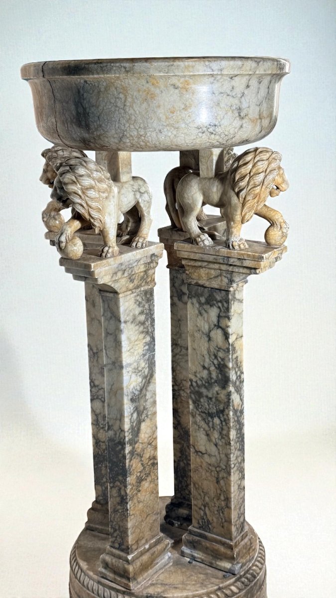 Bénitier Monumental soutenu par Quatre Lions sculptés à la main dans du marbre Arabescato-photo-4