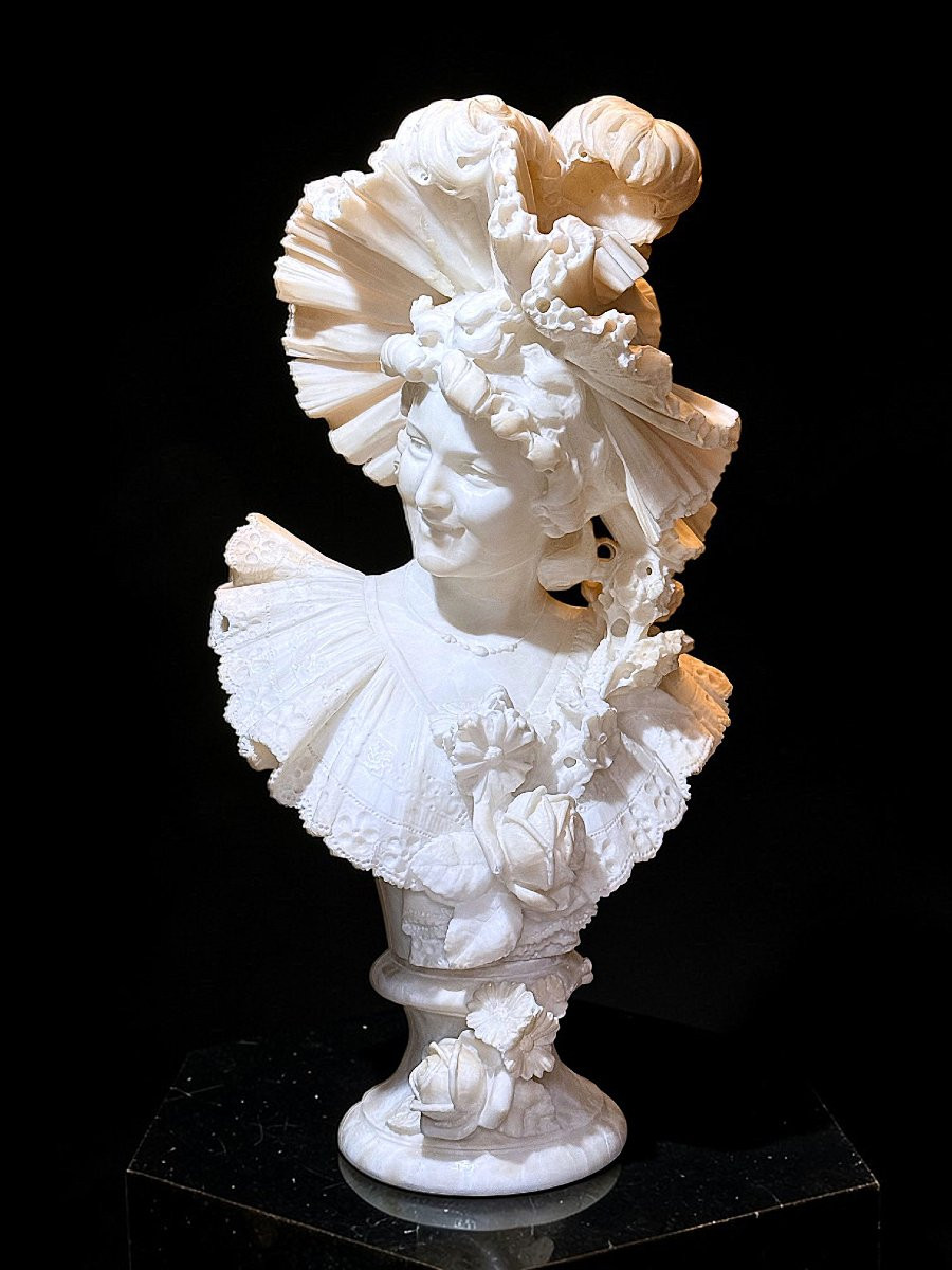 Buste jeune femme souriante coiffée d'un chapeau, dédicace amoureuse au dos, Marbre -photo-2