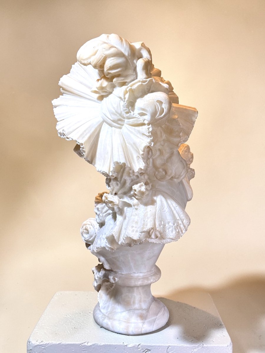 Buste jeune femme souriante coiffée d'un chapeau, dédicace amoureuse au dos, Marbre -photo-4