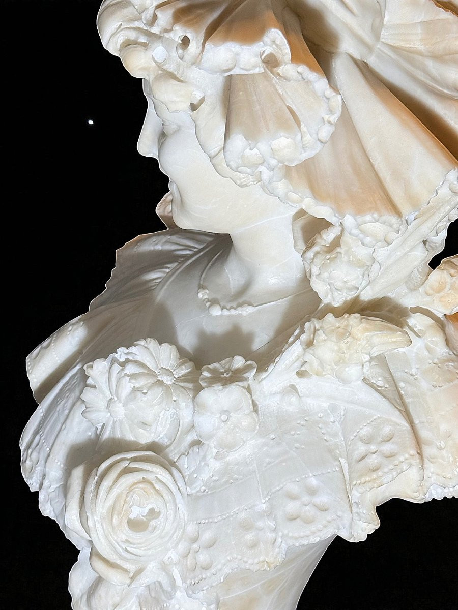 Buste jeune femme souriante coiffée d'un chapeau, dédicace amoureuse au dos, Marbre -photo-2