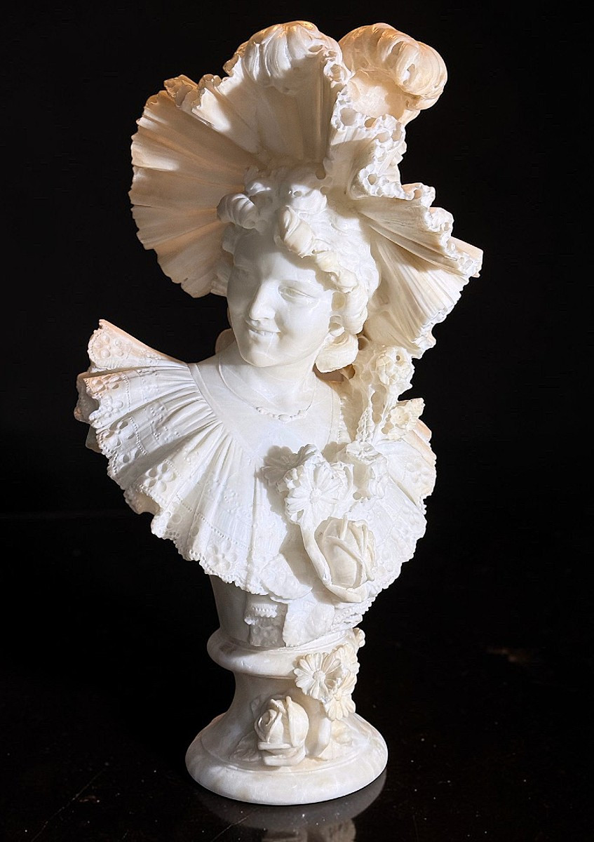 Buste jeune femme souriante coiffée d'un chapeau, dédicace amoureuse au dos, Marbre 