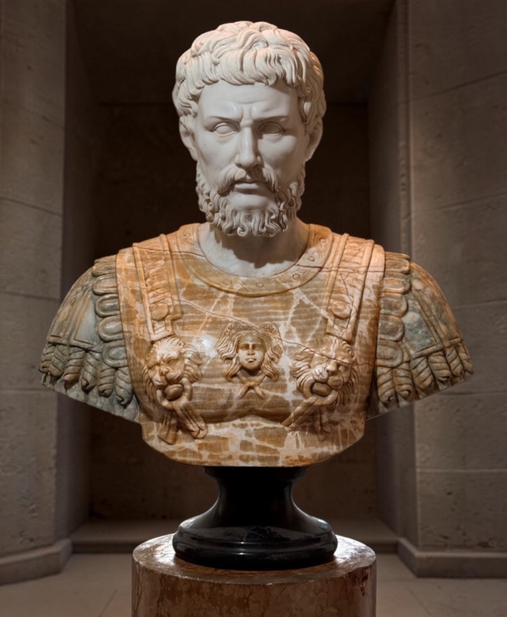 Buste monumental d'empereur romain, sculpté à la main dans des Marbres très rare