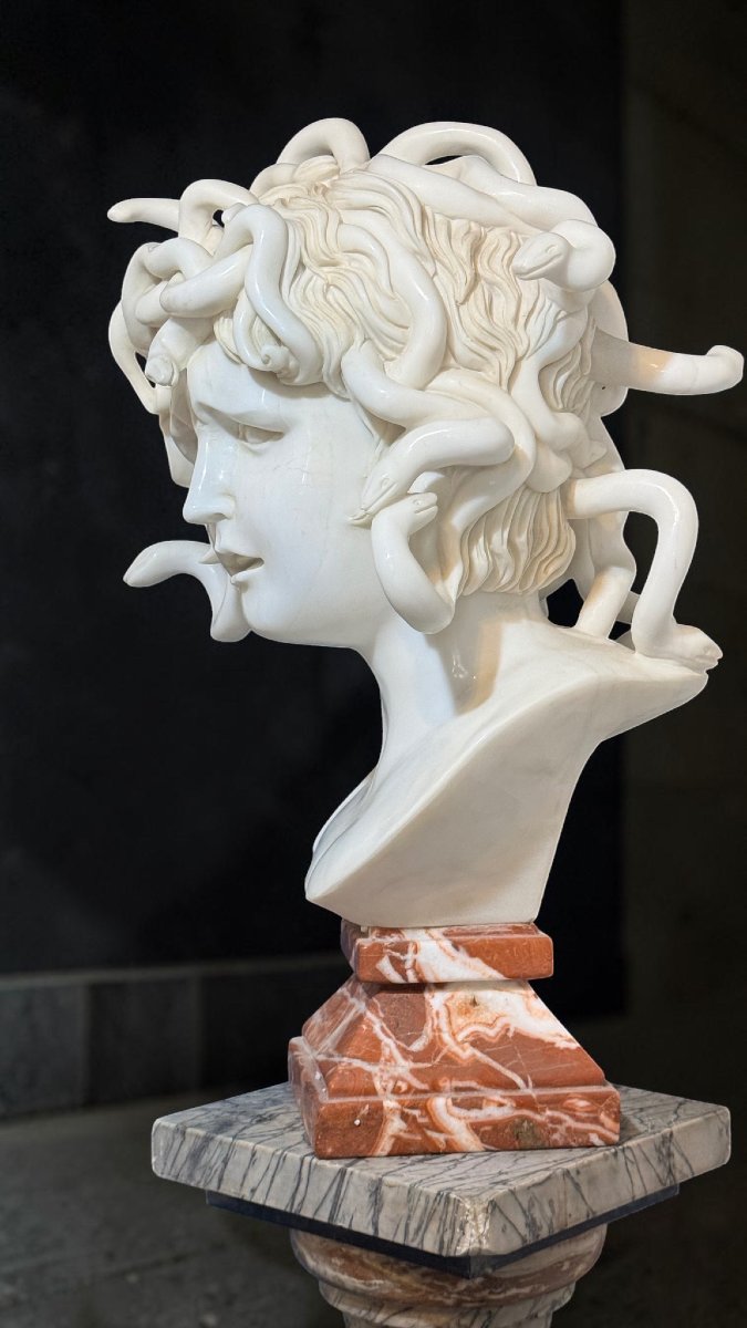 Buste de Méduse d'après le modèle original du Bernini, Marbre blanc Statuaire de Carrare -photo-2